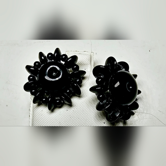 Like new vintage 1960s black sunburst Japanese screwback earrings signed Japan - Picture 3 of 9